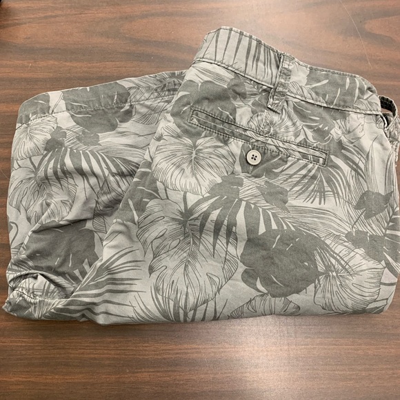 Sonoma Other - Sonoma 100% cotton muted gray palm leaf shorts 38